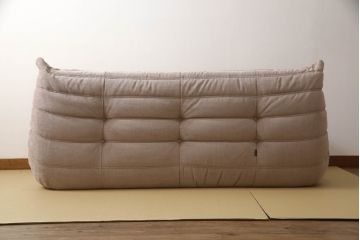 中古　フランス家具　美品　ligne roset(リーン・ロゼ)　ROSETTOGO(ロゼトーゴ)　くすみピンク色　洗練されたモダンデザインが目を引く三人掛けソファ(リーンロゼ、3人掛け、トリプルソファ、ローソファ、生地:Hランク)(定価約34万円)(R-066585)