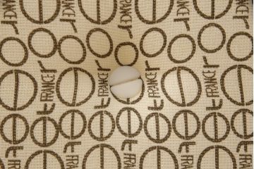 中古　フランス家具　美品　ligne roset(リーン・ロゼ)　ROSETTOGO(ロゼトーゴ)　くすみピンク色　洗練されたモダンデザインが目を引く三人掛けソファ(リーンロゼ、3人掛け、トリプルソファ、ローソファ、生地:Hランク)(定価約34万円)(R-066585)