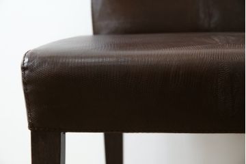 中古　美品　FENDI CASA(フェンディ カーサ)　本革　シンプルながら洗練された佇まいが魅力のダイニングチェア(椅子、イス、レザーチェア)(R-066586)