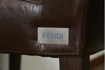 中古　美品　FENDI CASA(フェンディ カーサ)　本革　シンプルながら洗練された佇まいが魅力のダイニングチェア(椅子、イス、レザーチェア)(R-066586)