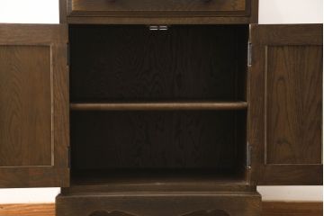 中古　美品　特注品　インテリアえぞ(EZO)製　蝦夷(えぞ)民芸　ナラ材　アンティーク調のクラシカルなデザインが魅力のサイドキャビネット(サイドボード、収納棚、戸棚、サイドテーブル)(R-066595)