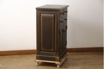 中古　美品　特注品　インテリアえぞ(EZO)製　蝦夷(えぞ)民芸　ナラ材　アンティーク調のクラシカルなデザインが魅力のサイドキャビネット(サイドボード、収納棚、戸棚、サイドテーブル)(R-066595)