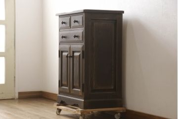 中古　美品　特注品　インテリアえぞ(EZO)製　蝦夷(えぞ)民芸　ナラ材　アンティーク調のクラシカルなデザインが魅力のサイドキャビネット(サイドボード、収納棚、戸棚、サイドテーブル)(R-066595)