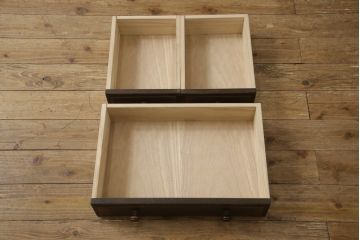 中古　美品　特注品　インテリアえぞ(EZO)製　蝦夷(えぞ)民芸　ナラ材　アンティーク調のクラシカルなデザインが魅力のサイドキャビネット(サイドボード、収納棚、戸棚、サイドテーブル)(R-066595)