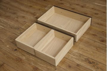 中古　美品　特注品　インテリアえぞ(EZO)製　蝦夷(えぞ)民芸　ナラ材　アンティーク調のクラシカルなデザインが魅力のサイドキャビネット(サイドボード、収納棚、戸棚、サイドテーブル)(R-066595)