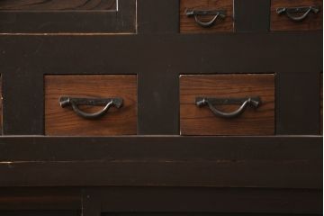 和製アンティーク　希少サイズ!!　重厚感のある佇まいが魅力の五尺水屋箪笥(食器棚、収納棚、重ね戸棚、時代箪笥、茶箪笥、キャビネット)(R-066597)