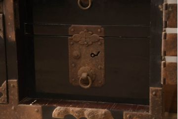 和製アンティーク　美品!!　漆塗り　鳥の意匠を凝らした打ち出し金具が目を引く庄内箪笥(収納タンス、引き出し、閂、かんぬき、時代箪笥、サイドチェスト、衣装箪笥)(R-066600)