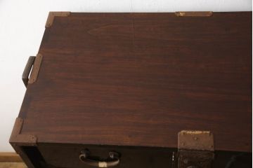 和製アンティーク　美品!!　漆塗り　鳥の意匠を凝らした打ち出し金具が目を引く庄内箪笥(収納タンス、引き出し、閂、かんぬき、時代箪笥、サイドチェスト、衣装箪笥)(R-066600)