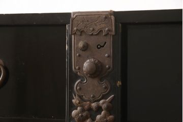 和製アンティーク　美品!!　漆塗り　鳥の意匠を凝らした打ち出し金具が目を引く庄内箪笥(収納タンス、引き出し、閂、かんぬき、時代箪笥、サイドチェスト、衣装箪笥)(R-066600)