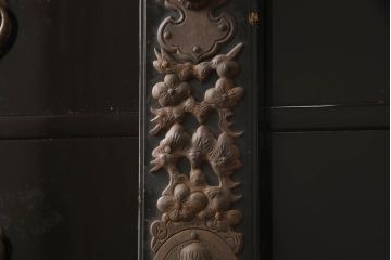 和製アンティーク　美品!!　漆塗り　鳥の意匠を凝らした打ち出し金具が目を引く庄内箪笥(収納タンス、引き出し、閂、かんぬき、時代箪笥、サイドチェスト、衣装箪笥)(R-066600)