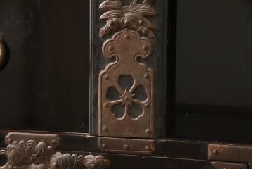 和製アンティーク　美品!!　漆塗り　鳥の意匠を凝らした打ち出し金具が目を引く庄内箪笥(収納タンス、引き出し、閂、かんぬき、時代箪笥、サイドチェスト、衣装箪笥)(R-066600)