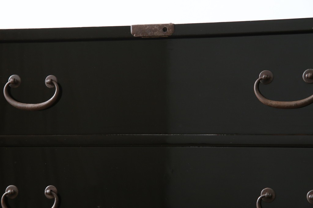 和製アンティーク　美品!!　漆塗り　鳥の意匠を凝らした打ち出し金具が目を引く庄内箪笥(収納タンス、引き出し、閂、かんぬき、時代箪笥、サイドチェスト、衣装箪笥)(R-066600)