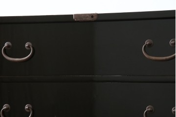 和製アンティーク　美品!!　漆塗り　鳥の意匠を凝らした打ち出し金具が目を引く庄内箪笥(収納タンス、引き出し、閂、かんぬき、時代箪笥、サイドチェスト、衣装箪笥)(R-066600)