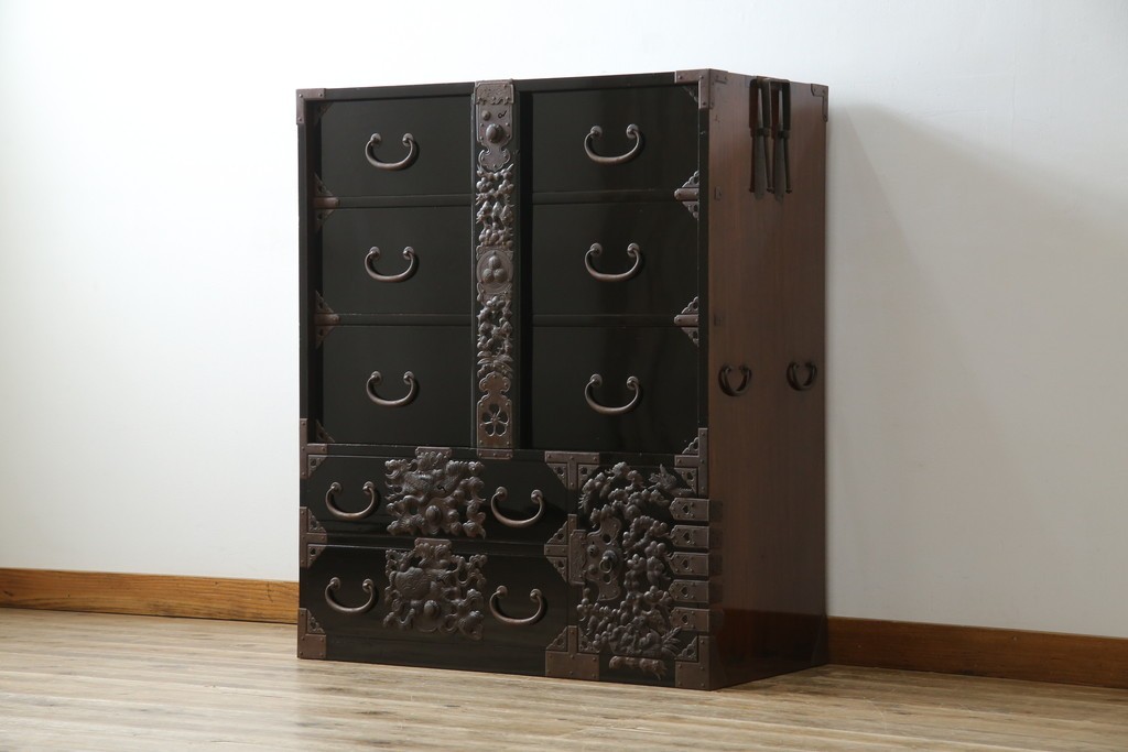 和製アンティーク　美品!!　漆塗り　鳥の意匠を凝らした打ち出し金具が目を引く庄内箪笥(収納タンス、引き出し、閂、かんぬき、時代箪笥、サイドチェスト、衣装箪笥)(R-066600)