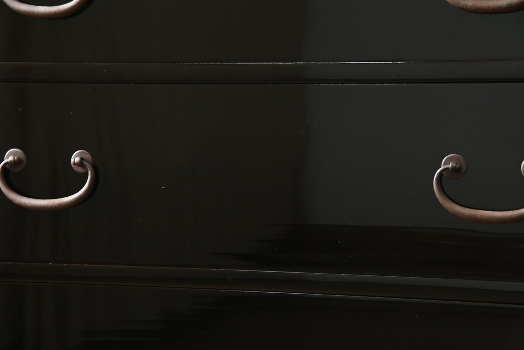 和製アンティーク　美品!!　漆塗り　鳥の意匠を凝らした打ち出し金具が目を引く庄内箪笥(収納タンス、引き出し、閂、かんぬき、時代箪笥、サイドチェスト、衣装箪笥)(R-066600)