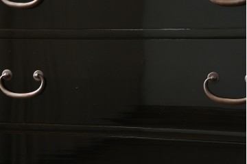 和製アンティーク　美品!!　漆塗り　鳥の意匠を凝らした打ち出し金具が目を引く庄内箪笥(収納タンス、引き出し、閂、かんぬき、時代箪笥、サイドチェスト、衣装箪笥)(R-066600)