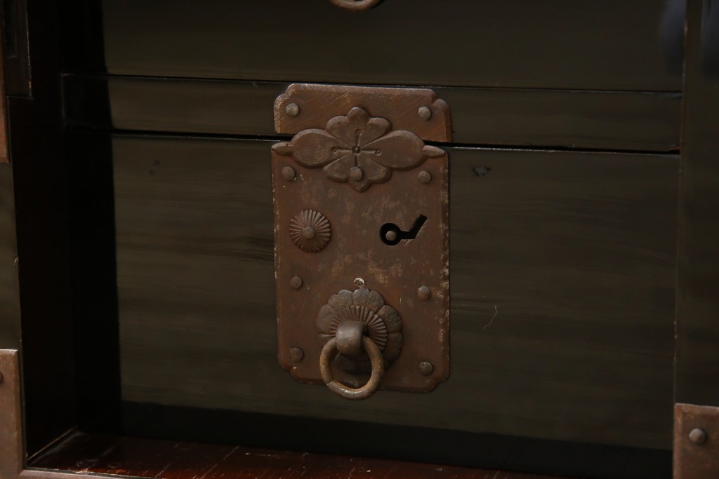 和製アンティーク　美品!!　漆塗り　鳥の意匠を凝らした打ち出し金具が目を引く庄内箪笥(収納タンス、引き出し、閂、かんぬき、時代箪笥、サイドチェスト、衣装箪笥)(R-066600)