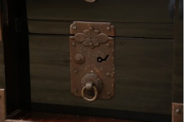 和製アンティーク　美品!!　漆塗り　鳥の意匠を凝らした打ち出し金具が目を引く庄内箪笥(収納タンス、引き出し、閂、かんぬき、時代箪笥、サイドチェスト、衣装箪笥)(R-066600)