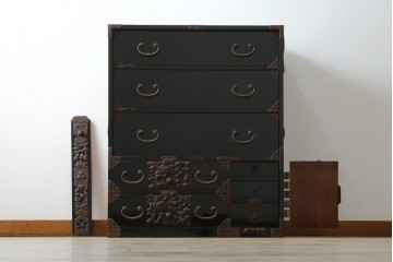 和製アンティーク　美品!!　漆塗り　鳥の意匠を凝らした打ち出し金具が目を引く庄内箪笥(収納タンス、引き出し、閂、かんぬき、時代箪笥、サイドチェスト、衣装箪笥)(R-066600)