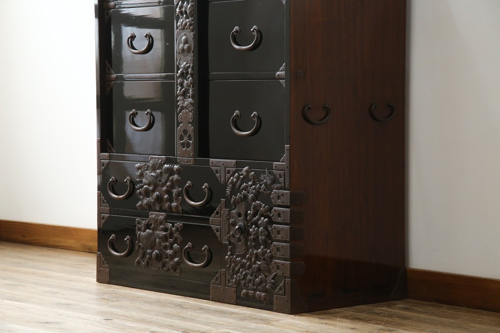 和製アンティーク　美品!!　漆塗り　鳥の意匠を凝らした打ち出し金具が目を引く庄内箪笥(収納タンス、引き出し、閂、かんぬき、時代箪笥、サイドチェスト、衣装箪笥)(R-066600)