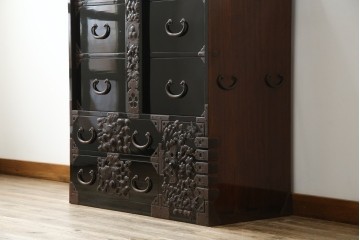 和製アンティーク　美品!!　漆塗り　鳥の意匠を凝らした打ち出し金具が目を引く庄内箪笥(収納タンス、引き出し、閂、かんぬき、時代箪笥、サイドチェスト、衣装箪笥)(R-066600)