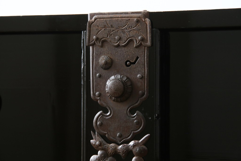 和製アンティーク　美品!!　漆塗り　鳥の意匠を凝らした打ち出し金具が目を引く庄内箪笥(収納タンス、引き出し、閂、かんぬき、時代箪笥、サイドチェスト、衣装箪笥)(R-066600)