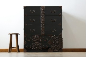 和製アンティーク　美品!!　漆塗り　鳥の意匠を凝らした打ち出し金具が目を引く庄内箪笥(収納タンス、引き出し、閂、かんぬき、時代箪笥、サイドチェスト、衣装箪笥)(R-066600)