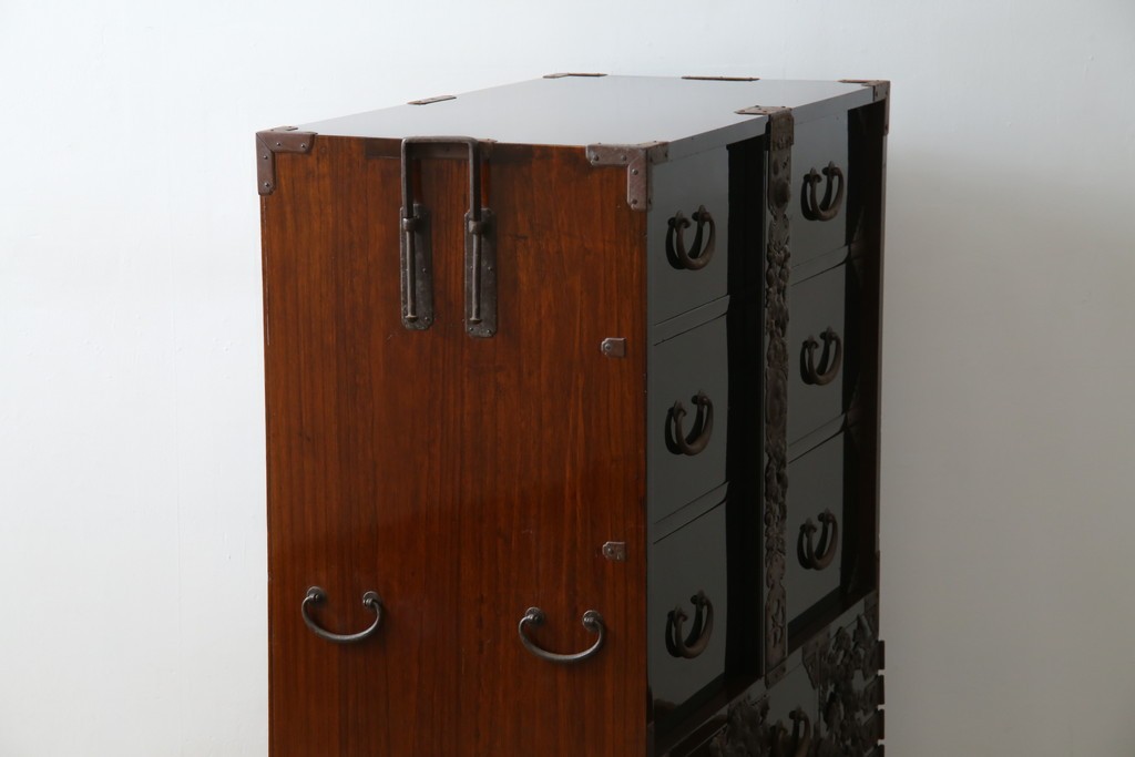 和製アンティーク　美品!!　漆塗り　鳥の意匠を凝らした打ち出し金具が目を引く庄内箪笥(収納タンス、引き出し、閂、かんぬき、時代箪笥、サイドチェスト、衣装箪笥)(R-066600)