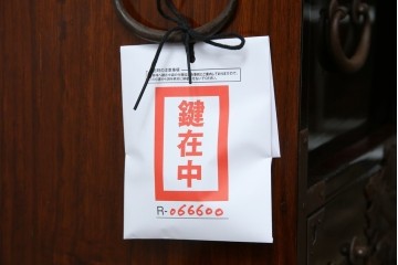 和製アンティーク　美品!!　漆塗り　鳥の意匠を凝らした打ち出し金具が目を引く庄内箪笥(収納タンス、引き出し、閂、かんぬき、時代箪笥、サイドチェスト、衣装箪笥)(R-066600)