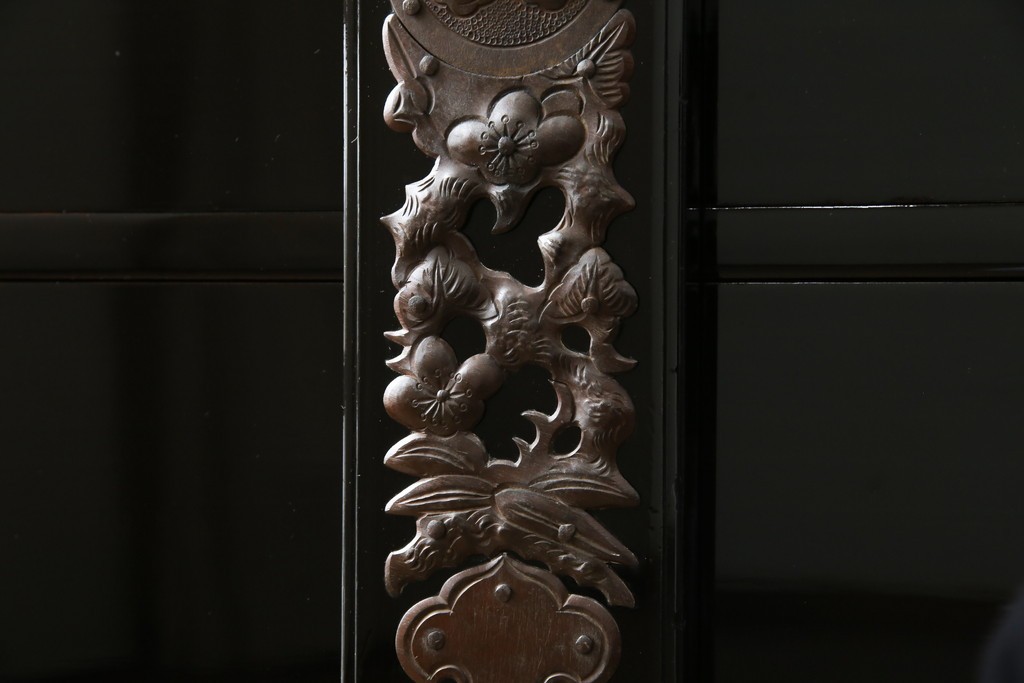 和製アンティーク　美品!!　漆塗り　鳥の意匠を凝らした打ち出し金具が目を引く庄内箪笥(収納タンス、引き出し、閂、かんぬき、時代箪笥、サイドチェスト、衣装箪笥)(R-066600)