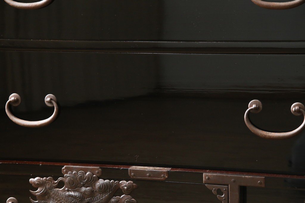 和製アンティーク　美品!!　漆塗り　鳥の意匠を凝らした打ち出し金具が目を引く庄内箪笥(収納タンス、引き出し、閂、かんぬき、時代箪笥、サイドチェスト、衣装箪笥)(R-066600)