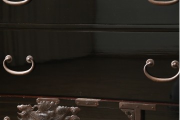 和製アンティーク　美品!!　漆塗り　鳥の意匠を凝らした打ち出し金具が目を引く庄内箪笥(収納タンス、引き出し、閂、かんぬき、時代箪笥、サイドチェスト、衣装箪笥)(R-066600)