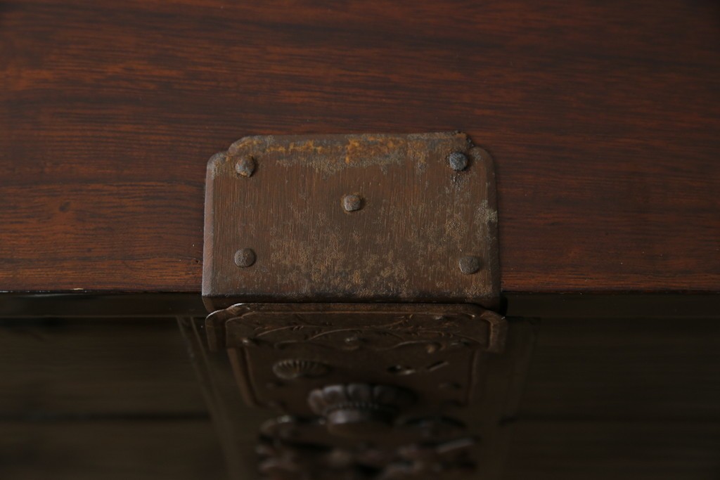 和製アンティーク　美品!!　漆塗り　鳥の意匠を凝らした打ち出し金具が目を引く庄内箪笥(収納タンス、引き出し、閂、かんぬき、時代箪笥、サイドチェスト、衣装箪笥)(R-066600)