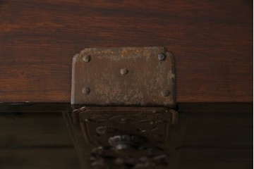 和製アンティーク　美品!!　漆塗り　鳥の意匠を凝らした打ち出し金具が目を引く庄内箪笥(収納タンス、引き出し、閂、かんぬき、時代箪笥、サイドチェスト、衣装箪笥)(R-066600)