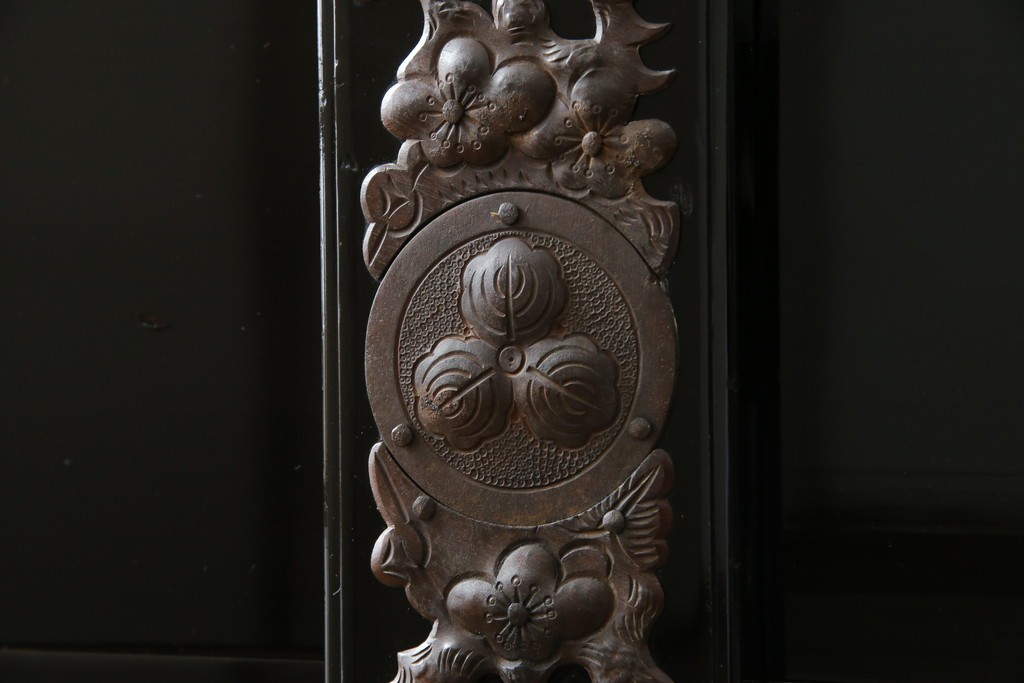 和製アンティーク　美品!!　漆塗り　鳥の意匠を凝らした打ち出し金具が目を引く庄内箪笥(収納タンス、引き出し、閂、かんぬき、時代箪笥、サイドチェスト、衣装箪笥)(R-066600)