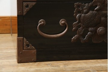 和製アンティーク　美品!!　漆塗り　鳥の意匠を凝らした打ち出し金具が目を引く庄内箪笥(収納タンス、引き出し、閂、かんぬき、時代箪笥、サイドチェスト、衣装箪笥)(R-066600)
