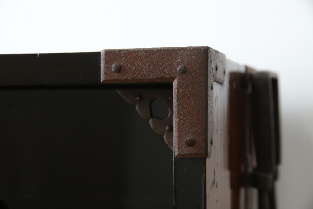 和製アンティーク　美品!!　漆塗り　鳥の意匠を凝らした打ち出し金具が目を引く庄内箪笥(収納タンス、引き出し、閂、かんぬき、時代箪笥、サイドチェスト、衣装箪笥)(R-066600)