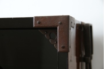 和製アンティーク　美品!!　漆塗り　鳥の意匠を凝らした打ち出し金具が目を引く庄内箪笥(収納タンス、引き出し、閂、かんぬき、時代箪笥、サイドチェスト、衣装箪笥)(R-066600)