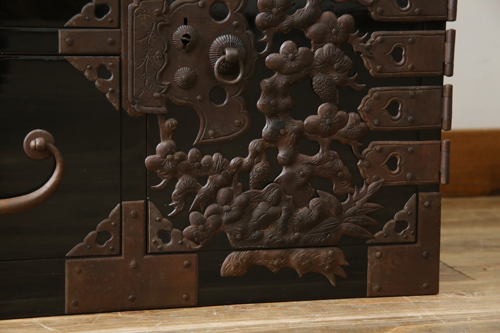 和製アンティーク　美品!!　漆塗り　鳥の意匠を凝らした打ち出し金具が目を引く庄内箪笥(収納タンス、引き出し、閂、かんぬき、時代箪笥、サイドチェスト、衣装箪笥)(R-066600)