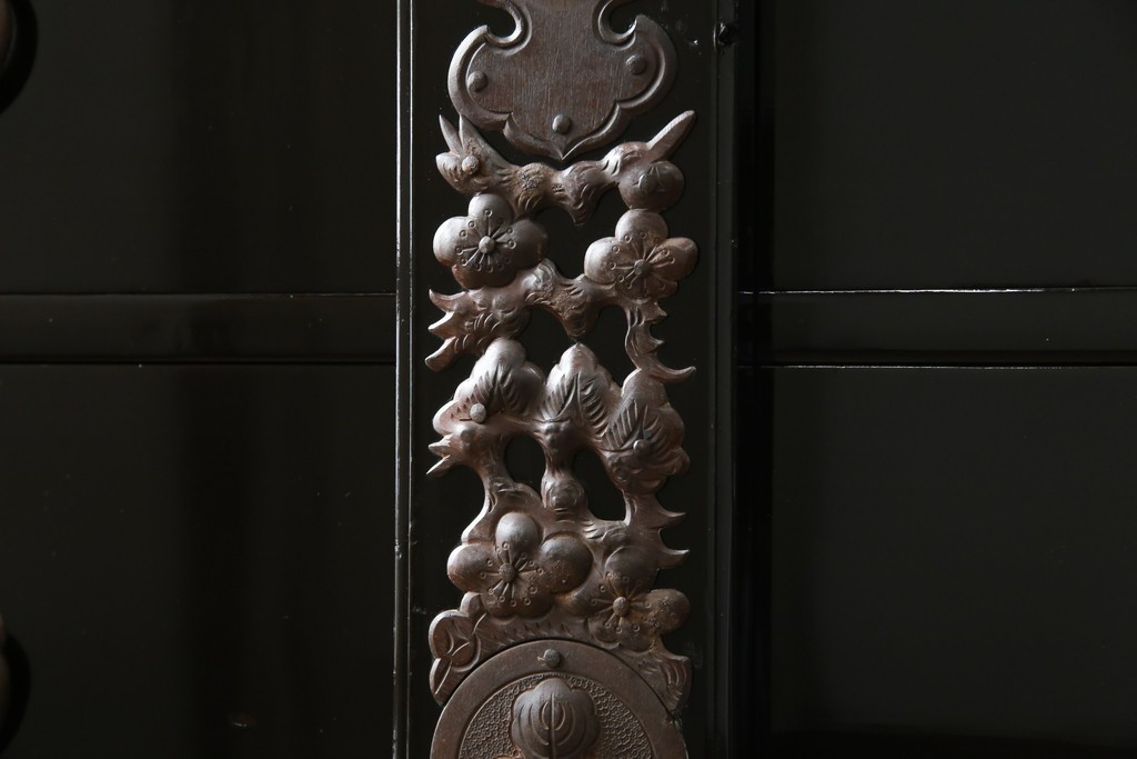 和製アンティーク　美品!!　漆塗り　鳥の意匠を凝らした打ち出し金具が目を引く庄内箪笥(収納タンス、引き出し、閂、かんぬき、時代箪笥、サイドチェスト、衣装箪笥)(R-066600)