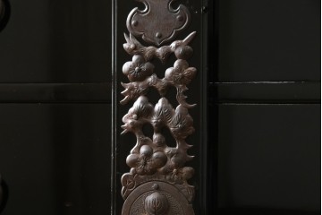 和製アンティーク　美品!!　漆塗り　鳥の意匠を凝らした打ち出し金具が目を引く庄内箪笥(収納タンス、引き出し、閂、かんぬき、時代箪笥、サイドチェスト、衣装箪笥)(R-066600)