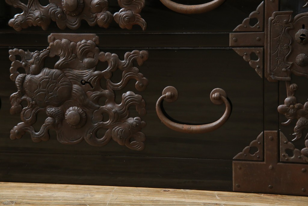 和製アンティーク　美品!!　漆塗り　鳥の意匠を凝らした打ち出し金具が目を引く庄内箪笥(収納タンス、引き出し、閂、かんぬき、時代箪笥、サイドチェスト、衣装箪笥)(R-066600)