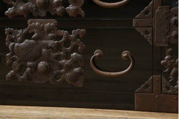 和製アンティーク　美品!!　漆塗り　鳥の意匠を凝らした打ち出し金具が目を引く庄内箪笥(収納タンス、引き出し、閂、かんぬき、時代箪笥、サイドチェスト、衣装箪笥)(R-066600)