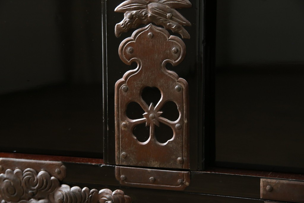 和製アンティーク　美品!!　漆塗り　鳥の意匠を凝らした打ち出し金具が目を引く庄内箪笥(収納タンス、引き出し、閂、かんぬき、時代箪笥、サイドチェスト、衣装箪笥)(R-066600)