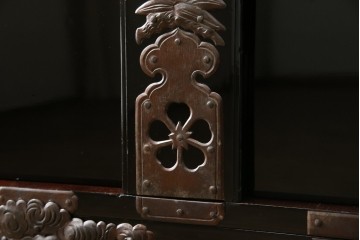 和製アンティーク　美品!!　漆塗り　鳥の意匠を凝らした打ち出し金具が目を引く庄内箪笥(収納タンス、引き出し、閂、かんぬき、時代箪笥、サイドチェスト、衣装箪笥)(R-066600)