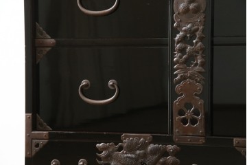 和製アンティーク　美品!!　漆塗り　鳥の意匠を凝らした打ち出し金具が目を引く庄内箪笥(収納タンス、引き出し、閂、かんぬき、時代箪笥、サイドチェスト、衣装箪笥)(R-066600)