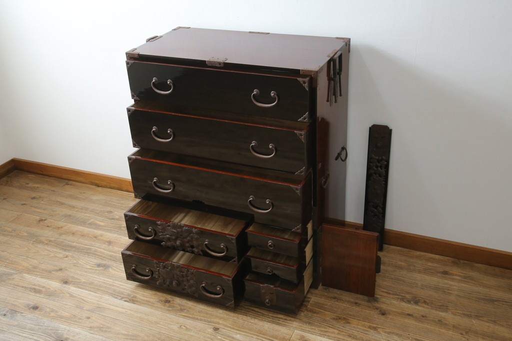 和製アンティーク　美品!!　漆塗り　鳥の意匠を凝らした打ち出し金具が目を引く庄内箪笥(収納タンス、引き出し、閂、かんぬき、時代箪笥、サイドチェスト、衣装箪笥)(R-066600)