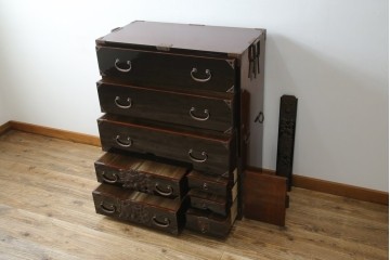 和製アンティーク　美品!!　漆塗り　鳥の意匠を凝らした打ち出し金具が目を引く庄内箪笥(収納タンス、引き出し、閂、かんぬき、時代箪笥、サイドチェスト、衣装箪笥)(R-066600)