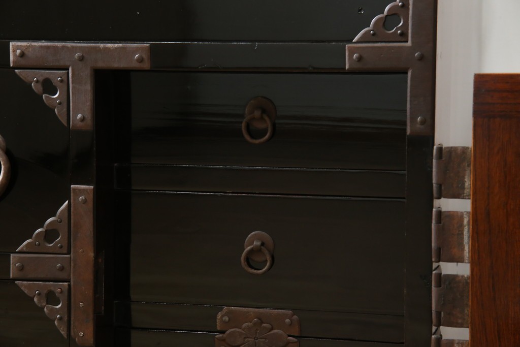 和製アンティーク　美品!!　漆塗り　鳥の意匠を凝らした打ち出し金具が目を引く庄内箪笥(収納タンス、引き出し、閂、かんぬき、時代箪笥、サイドチェスト、衣装箪笥)(R-066600)