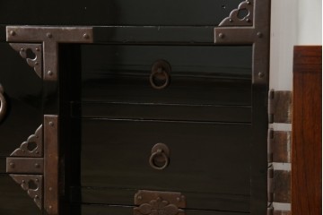 和製アンティーク　美品!!　漆塗り　鳥の意匠を凝らした打ち出し金具が目を引く庄内箪笥(収納タンス、引き出し、閂、かんぬき、時代箪笥、サイドチェスト、衣装箪笥)(R-066600)